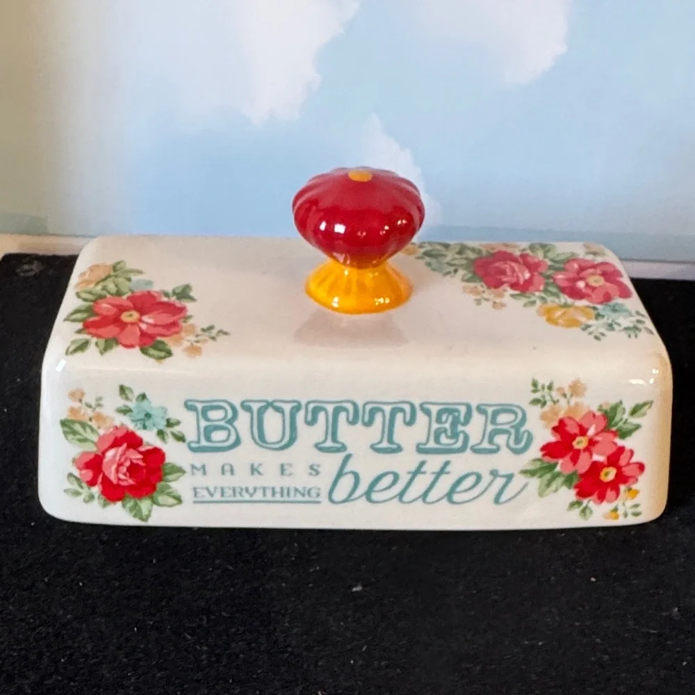 The Pioneer Woman Vintage Floral Butter Dish made of stoneware.